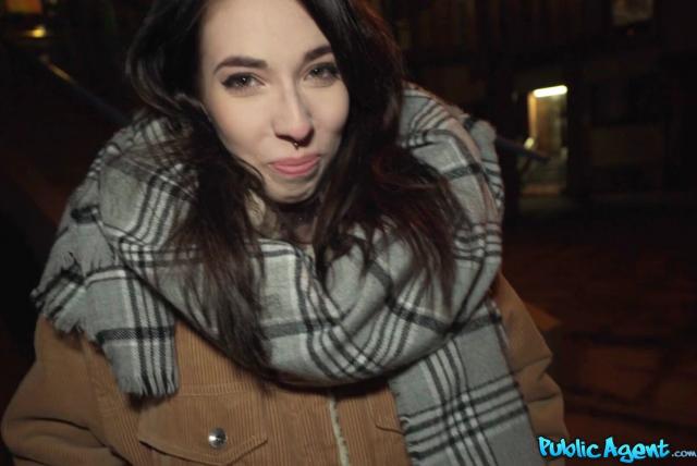 Встретил на улице гламурную бомжиху и обогрел своим хуем