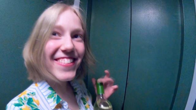 Я совратила в подъезде незнакомого мальчика и выпила его бухлишко