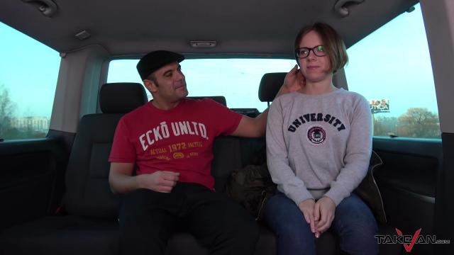 За поездку в микроавтобусе очкастая чикса расплачивается пизденкой