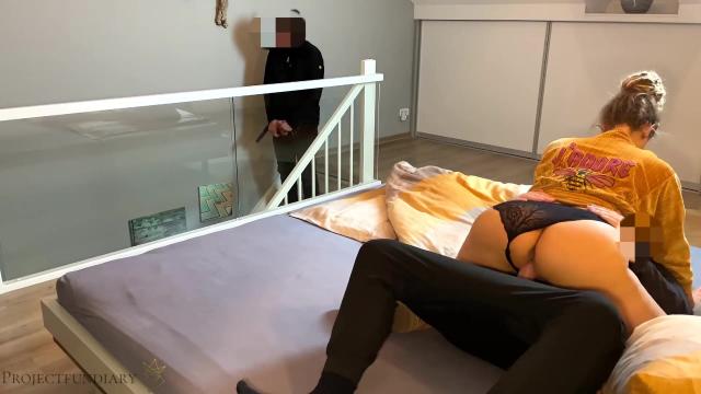 Зашел к замужней соседке за солью а она оседлала мой соленый член при муже