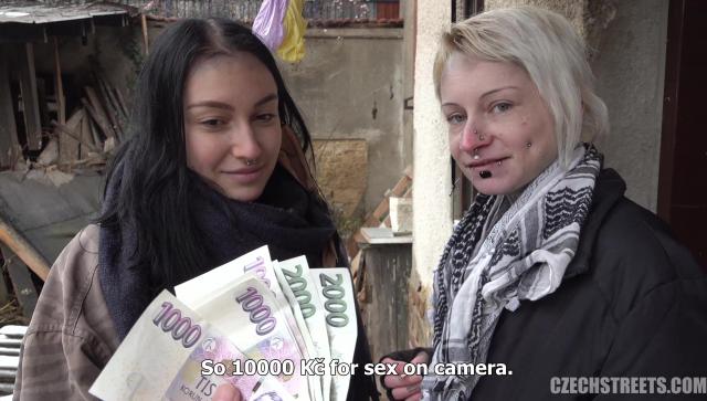 Зашёл во двор к двум потасканным гопницам и выеб их за спиной у мамы