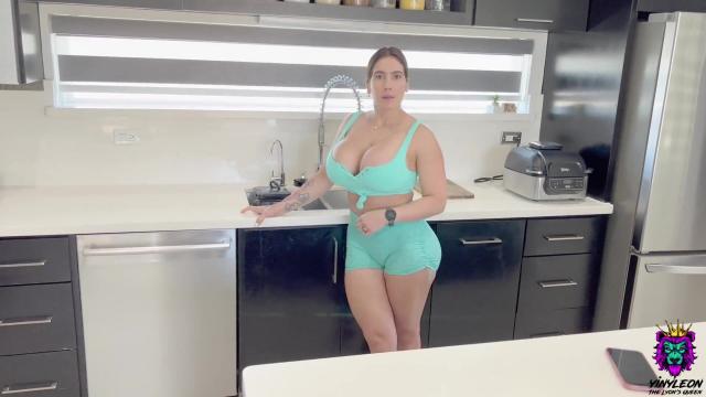Жопастая латинка с необъятным размером сисек изменила мужу на кухне